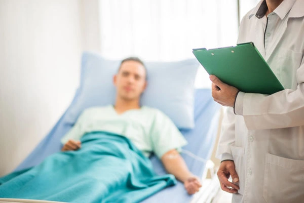 пациент в стационаре для лечения наркомании и врач